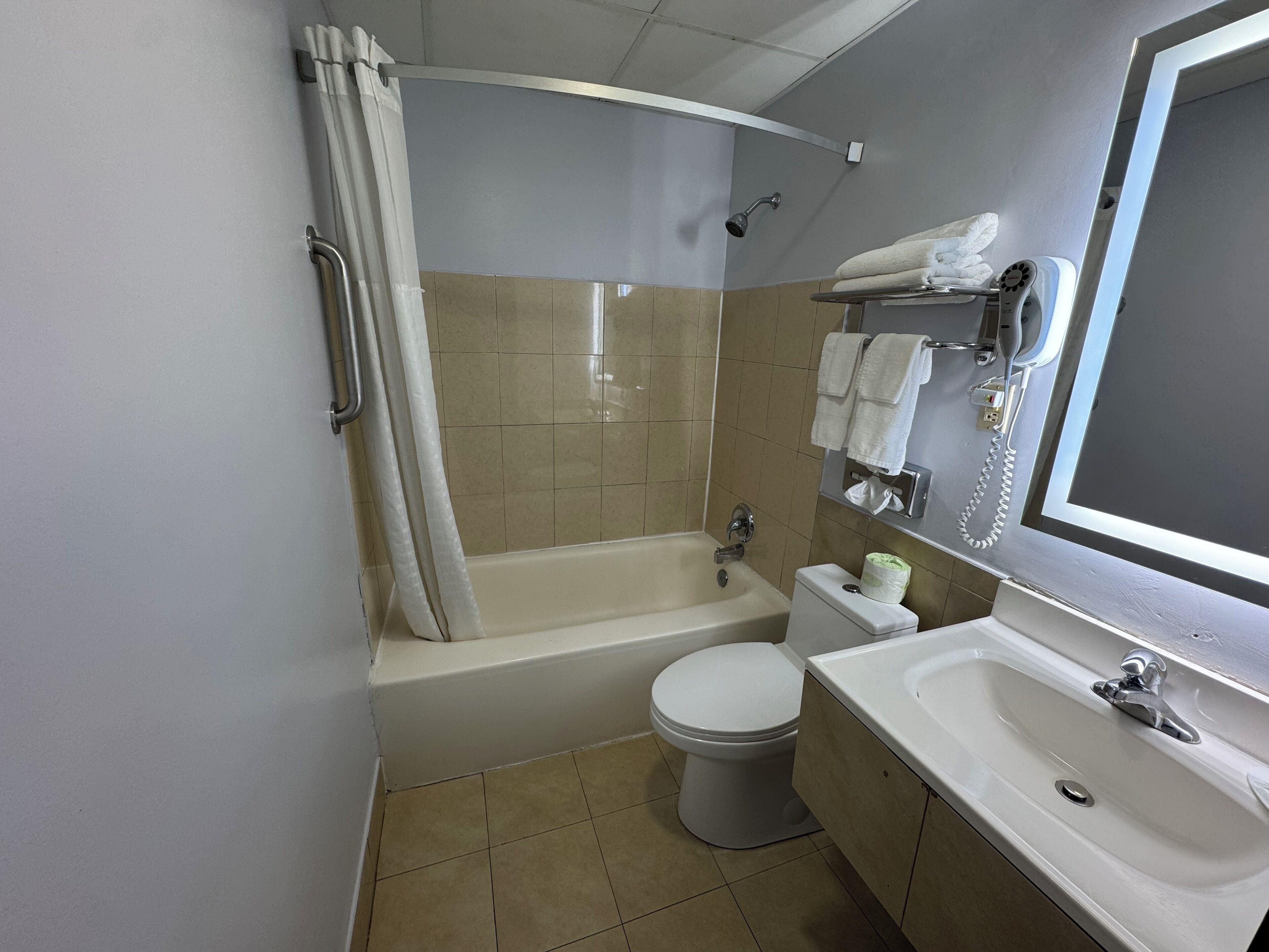 Deluxe Room | Bathroom | Towels