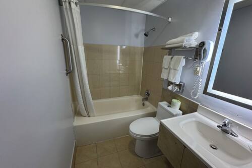 Deluxe Room | Bathroom