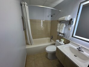 Deluxe Room | Bathroom | Towels