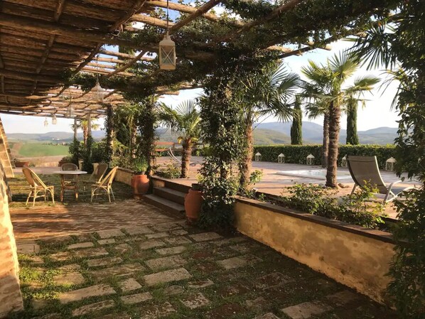 تناول الطعام بالخارج