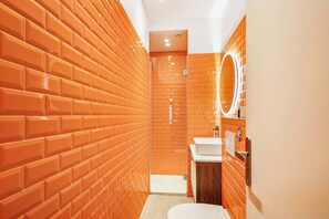 Ducha, secador de pelo, toallas