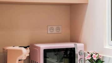 Kühlschrank, Mikrowelle, Ofen, Wasserkocher mit Kaffee-/Teezubehör