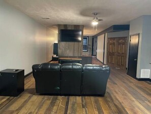 TV - Rustic Rooftop on Main Apt. B

 (Marion)