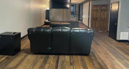 Rustic Rooftop on Main Apt. B