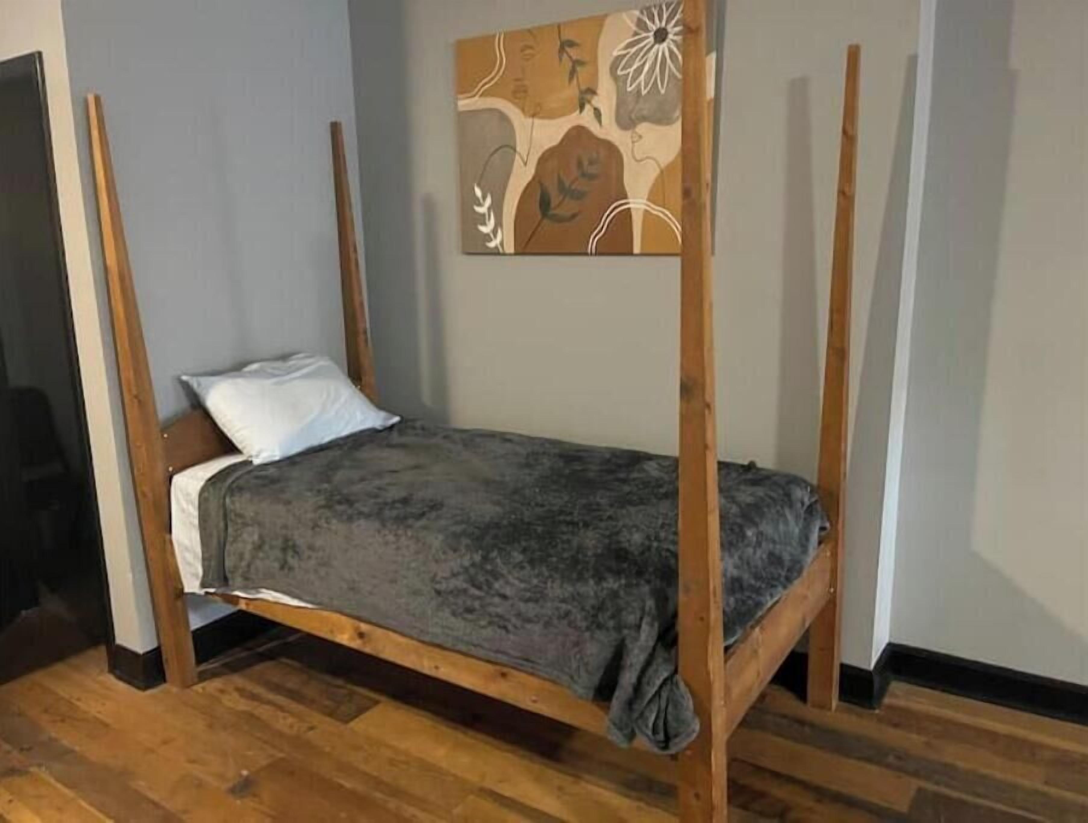 1 غرفة نوم ومكواة/لوح كي وواي فاي وملاءات أسرّة