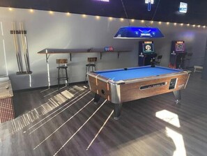 Games room - Rustic Rooftop on Main Apt. B

 (Marion)