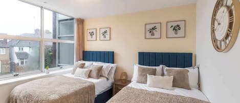 1 habitación, tabla de planchar con plancha, internet y ropa de cama