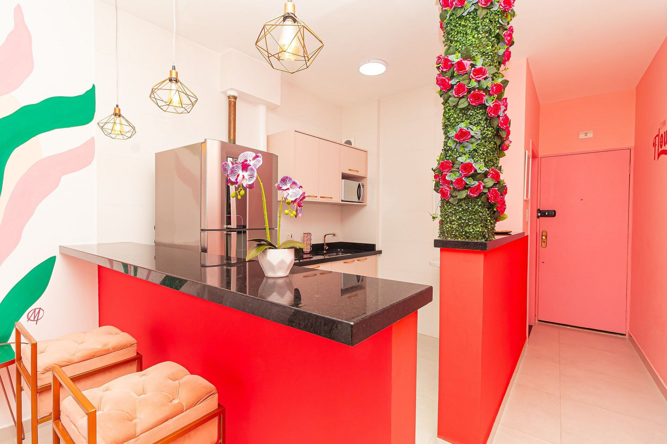 Kühlschrank, Mikrowelle, Wasserkocher mit Kaffee-/Teezubehör