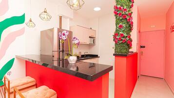 Kühlschrank, Mikrowelle, Wasserkocher mit Kaffee-/Teezubehör