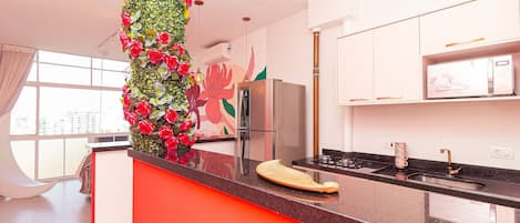 Réfrigérateur, four à micro-ondes, cafetiÚre-théiÚre