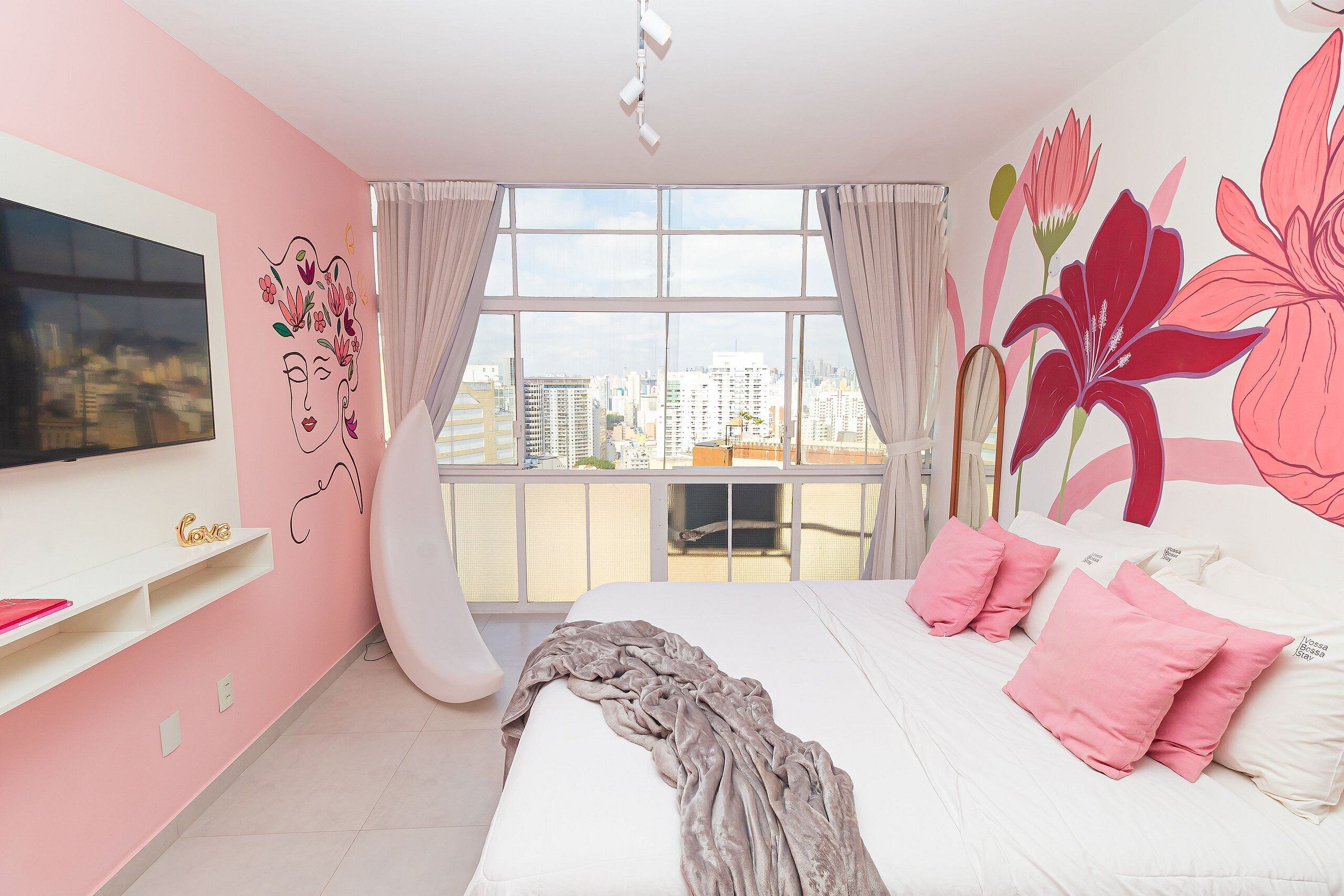 Tabla de planchar con plancha, internet y ropa de cama 