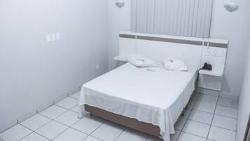 Standard-dobbeltværelse | Badeværelse | Bruser, håndklæder, Sæbe, Toiletpapir