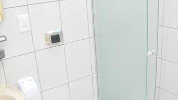 Ducha, toallas, jabón, papel higiénico