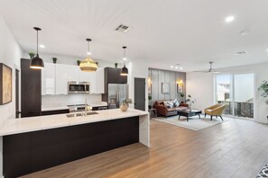 Interior - Contemporary 3 Bed 2.5 Bath w Balcony (New Orleans)