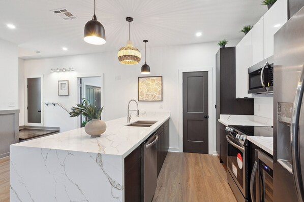 Private kitchen - Contemporary 3 Bed 2.5 Bath w Balcony (New Orleans)