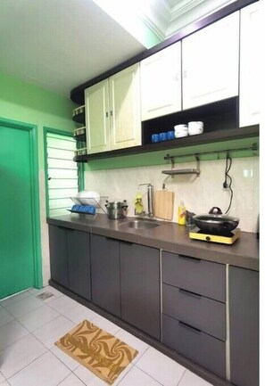 Kühlschrank, Mikrowelle, Kochgeschirr/Geschirr/Besteck