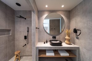 Suihku, hiustenkuivaaja, pyyhkeet