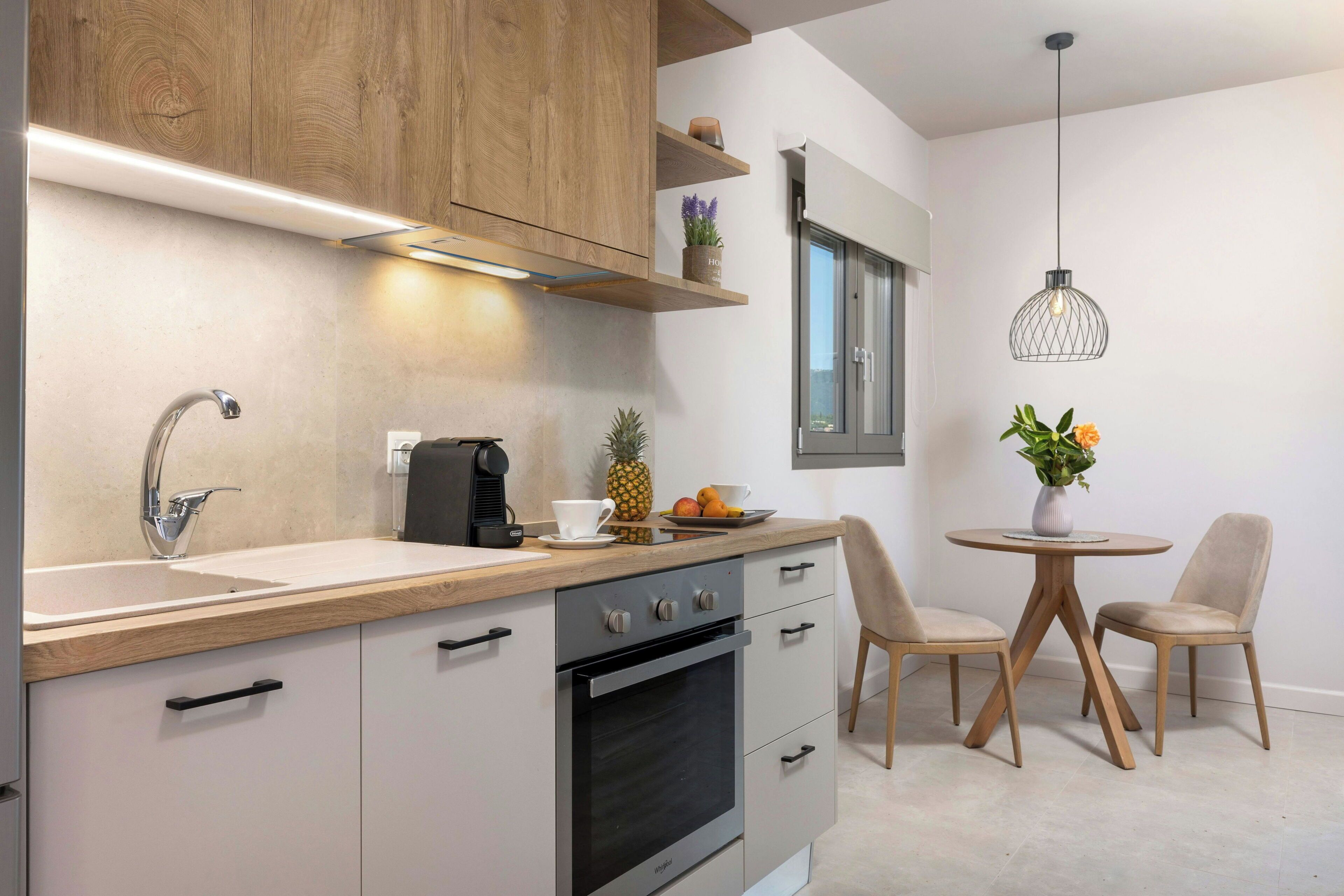 Fridge, oven, stovetop, coffee/tea maker