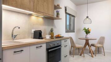 Fridge, oven, stovetop, coffee/tea maker