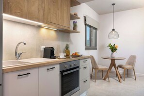 Fridge, oven, stovetop, coffee/tea maker