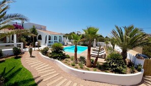 حمّام سباحة خارجي