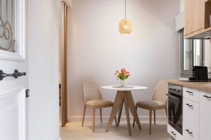 Fridge, oven, coffee/tea maker, toaster - Onore Private Suite & pool | Dasia (Dassia)
