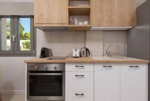 Frigorifero, forno, macchina per tè/caffè, tostapane