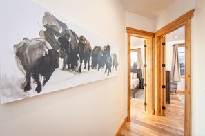 3 chambres, bureau, fer et planche à repasser, lit de bébé portatif