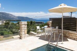 Outdoor dining - Onore Sunset Suite & pool | Dasia (Dassia)