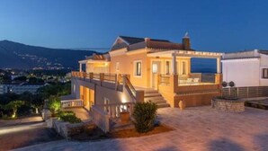 A modern house with a balcony, a staircase, and a view of the sea. - Onore Sunset Suite & pool | Dasia (Dassia)