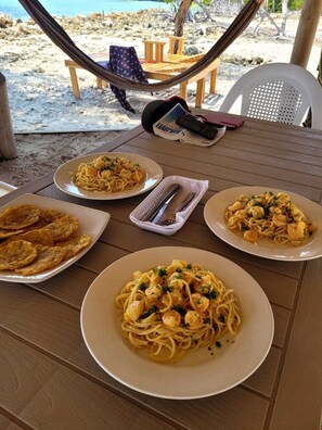 Restaurant - Hostel villa luz beach (Isla Tintipán)