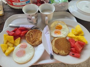 Free daily cooked-to-order breakfast - Hostel villa luz beach (Isla Tintipán)