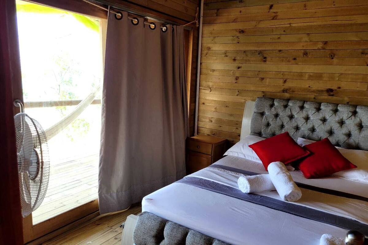 Premium Cabin, Beach View | Hypo-allergenic bedding available, WiFi (free), bed sheets