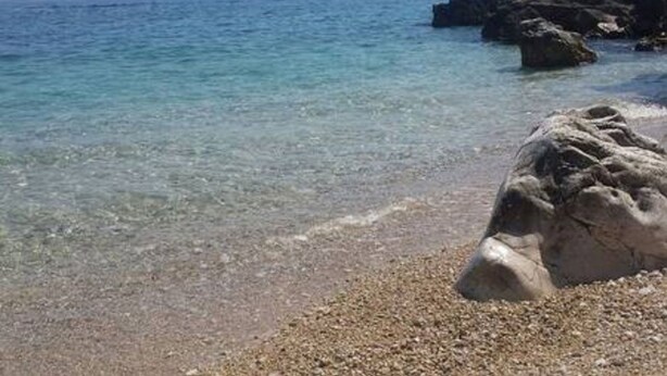 A rocky shoreline with clear water and distant mountains. - Villa Angeliki by Tsiolis family ★ 30m from beach (Katavolos)