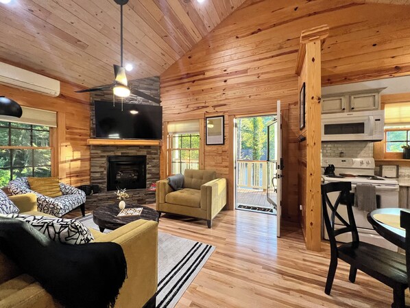 Smart TV, fireplace - Misty Pine Place newly built Cabin/Fire-Pit/Hiking (West Jefferson)