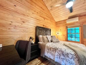 1 bedroom, desk, iron/ironing board, free WiFi - Misty Pine Place newly built Cabin/Fire-Pit/Hiking (West Jefferson)