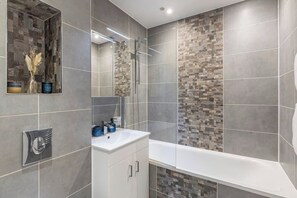 Hair dryer - Modern flat in central golders green (London)