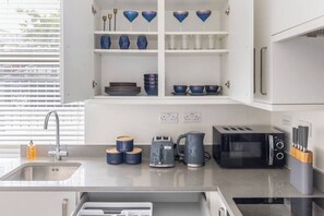 Fridge, microwave, oven, stovetop - Modern flat in central golders green (London)