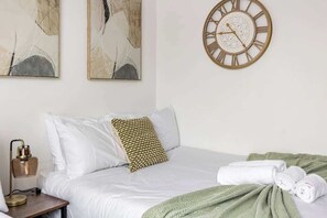 1 bedroom, iron/ironing board, WiFi, bed sheets - Bright 1-Bedroom Apartment with Free Parking (London)