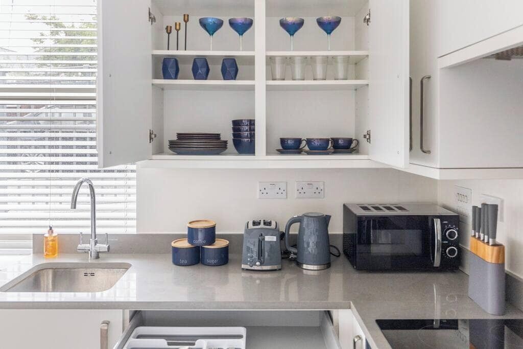 Coffee/tea maker, fridge, microwave, oven