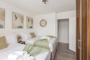 1 bedroom, iron/ironing board, WiFi, bed sheets - Bright 1-Bedroom Apartment with Free Parking (London)