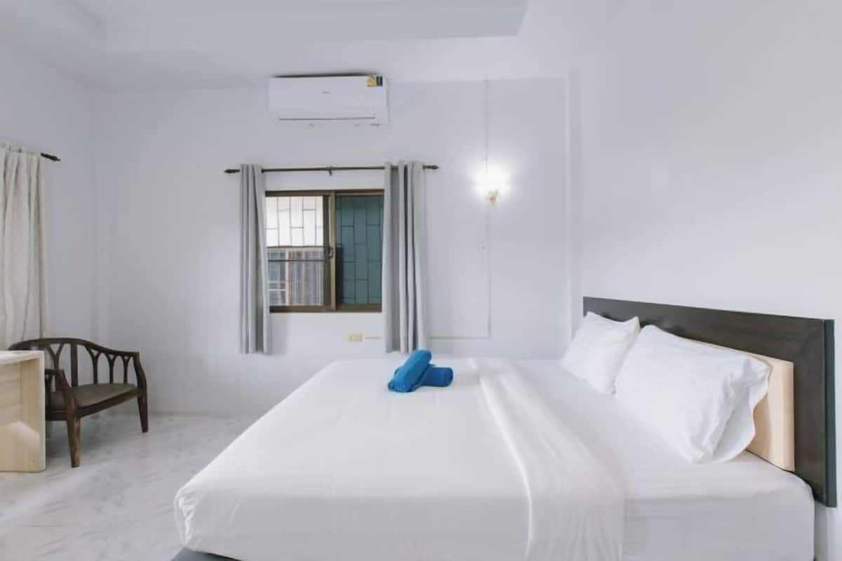 1 bedroom, blackout drapes, soundproofing, iron/ironing board