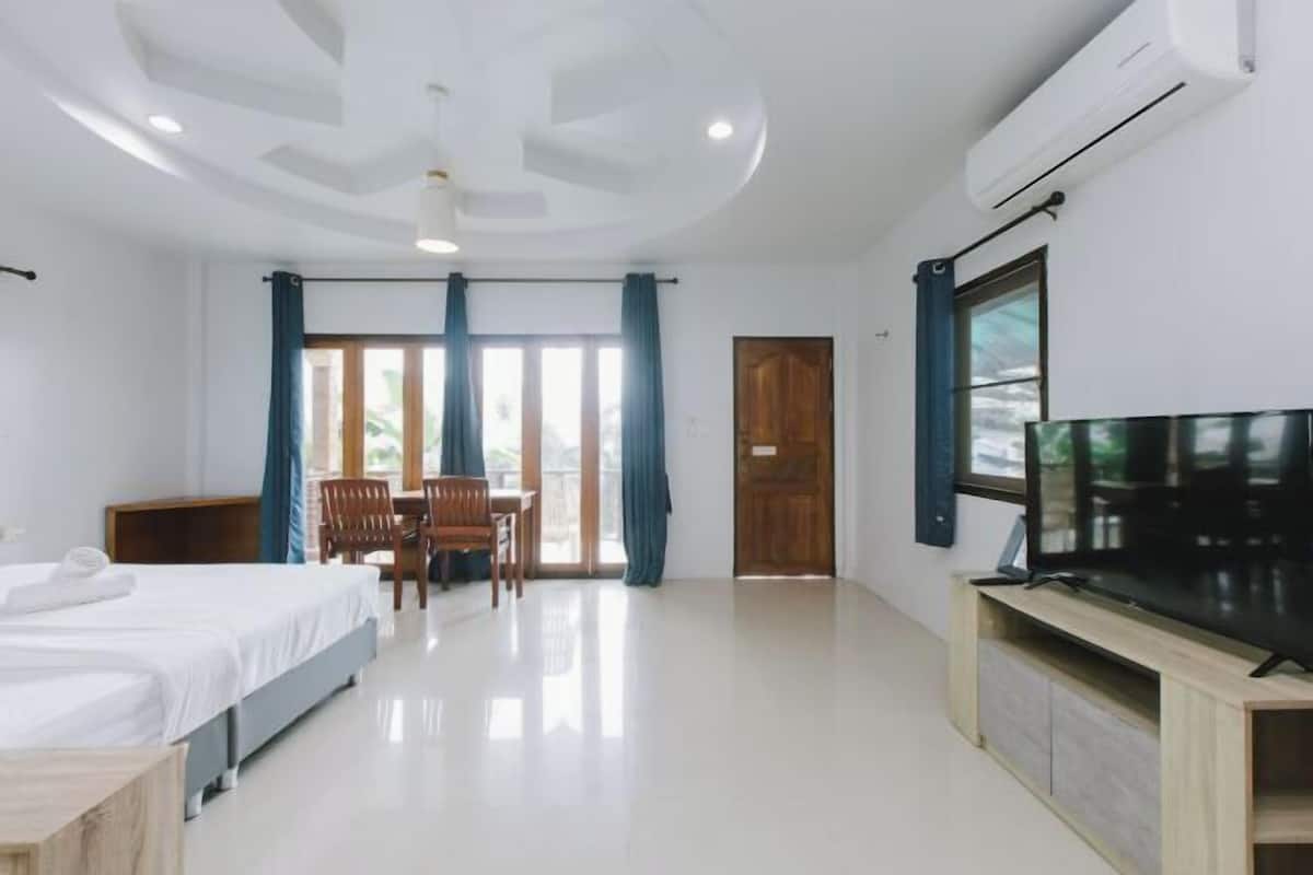 1 bedroom, blackout drapes, soundproofing, iron/ironing board