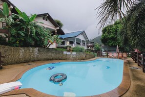 Una piscina al aire libre