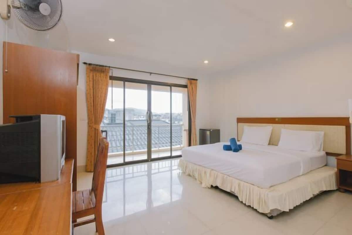 1 bedroom, blackout drapes, soundproofing, iron/ironing board