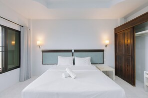 Large Double Room | Espace de travail pour ordinateur portable, rideaux occultants