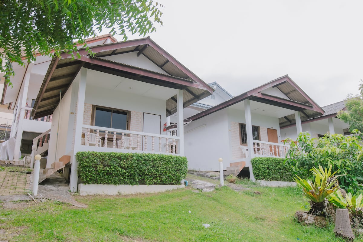 Standard Bungalow | 1 bedroom, blackout drapes, soundproofing, iron/ironing board