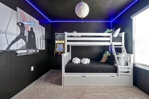 5 habitaciones, tabla de planchar con plancha y cuna de viaje 