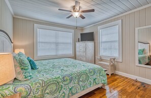 5 bedrooms, iron/ironing board, WiFi, bed sheets