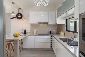 Fridge, microwave, oven, dishwasher - Quality villa, easy distance to beach|Vila Diana (Cabeco Da Ponta)